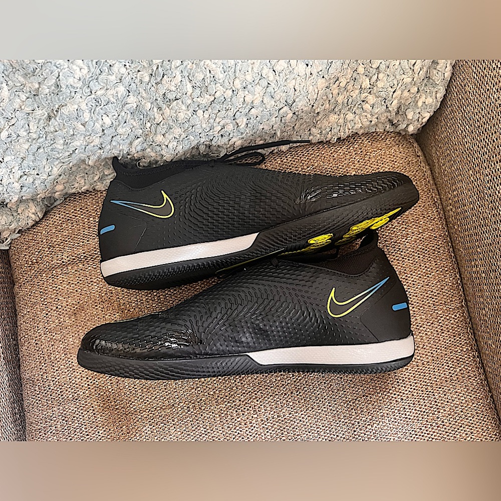 Nike Phantom indoor soccer shoes Mens 12 like new